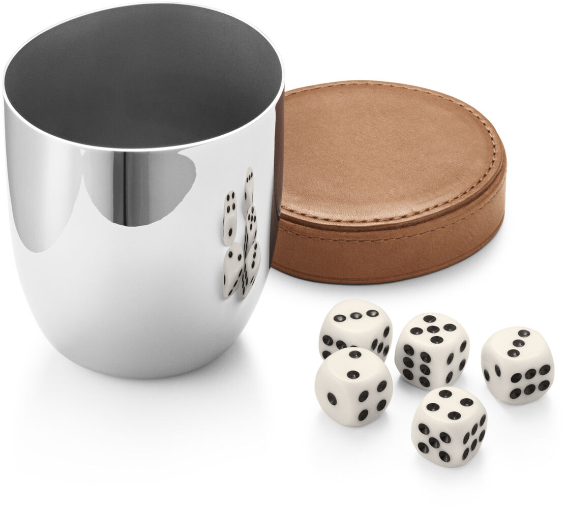 Ein silberner Würfelbecher aus Edelstahl mit einem braunen Lederdeckel. Daneben liegen fünf weiße, schwarz gepunktete Würfel auf einer weißen Oberfläche.