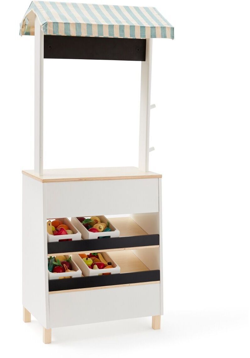 Ein Marktstand für Kinder aus Holz mit einem Dach in blau-grün gestreiftem Stoff. Unter dem Stand befinden sich zwei schwarze Ablagen mit weißen Holzkisten, gefüllt mit buntem Spielzeuggemüse. Perfekt für Rollenspiele und kreative Aktivitäten.