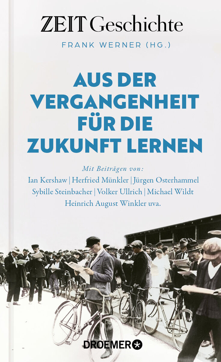 Buchcover von 'Aus der Vergangenheit für die Zukunft lernen' (ZEIT Geschichte, Herausgeber: Frank Werner). Oben Titel und Autorenangaben in Schwarz und Blau. Unten ein historisches Schwarz-Weiß-Foto mit vielen Menschen und Fahrrädern, teils stehend, teils gehend.