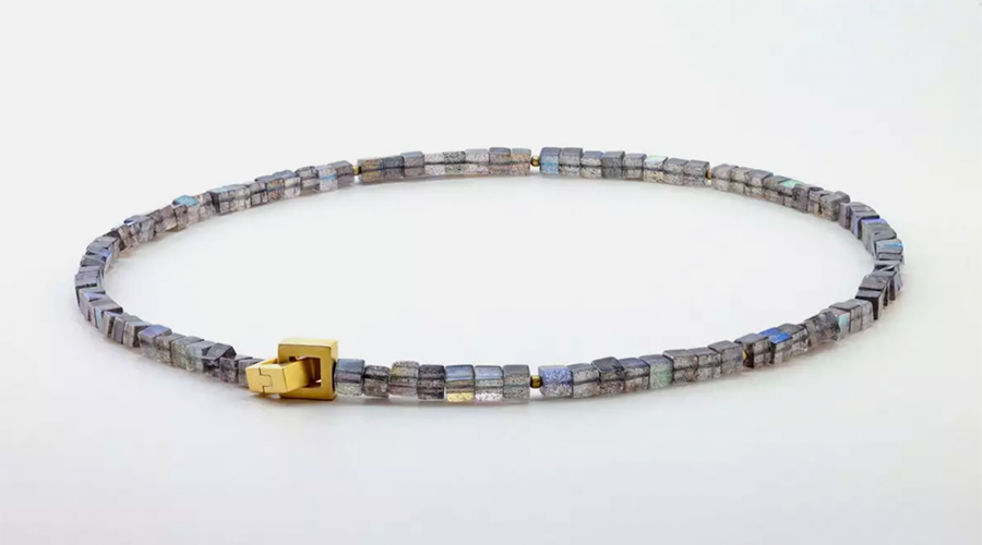 Kette aus rechteckigen grauen Edelsteinen mit goldenem Verschluss