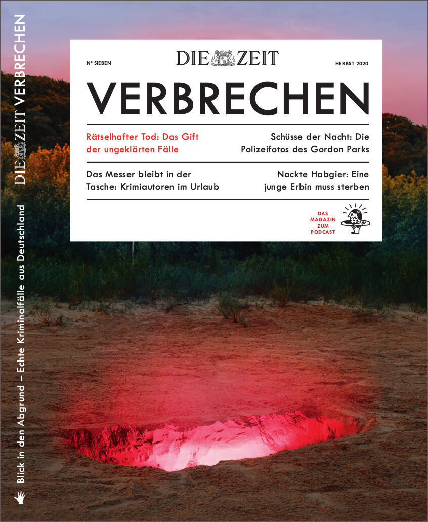 Cover der Zeitschrift ZEIT VERBRECHEN Ausgabe 7/20 mit dem Titel 'Rätselhafter Tod: Das Gift der ungeklärten Fälle'. Darunter sind Schlagzeilen zu Polizeifotos, Ermittlungen, und Podcasts zu sehen. Der Hintergrund zeigt eine Landschaft mit einem hellrot beleuchteten Boden und grüner Vegetation.