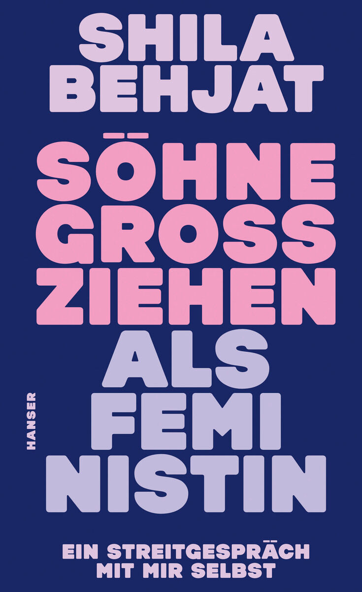 Das Buchcover zeigt den Titel 'Shila Behjat - Söhne großziehen als Feministin' in großen, rosa und weißen Buchstaben auf einem dunkelblauen Hintergrund. Am unteren Rand steht 'Ein Streitgespräch mit mir selbst' und der Name des Verlages 'Manser' ist vertikal am linken Rand platziert.