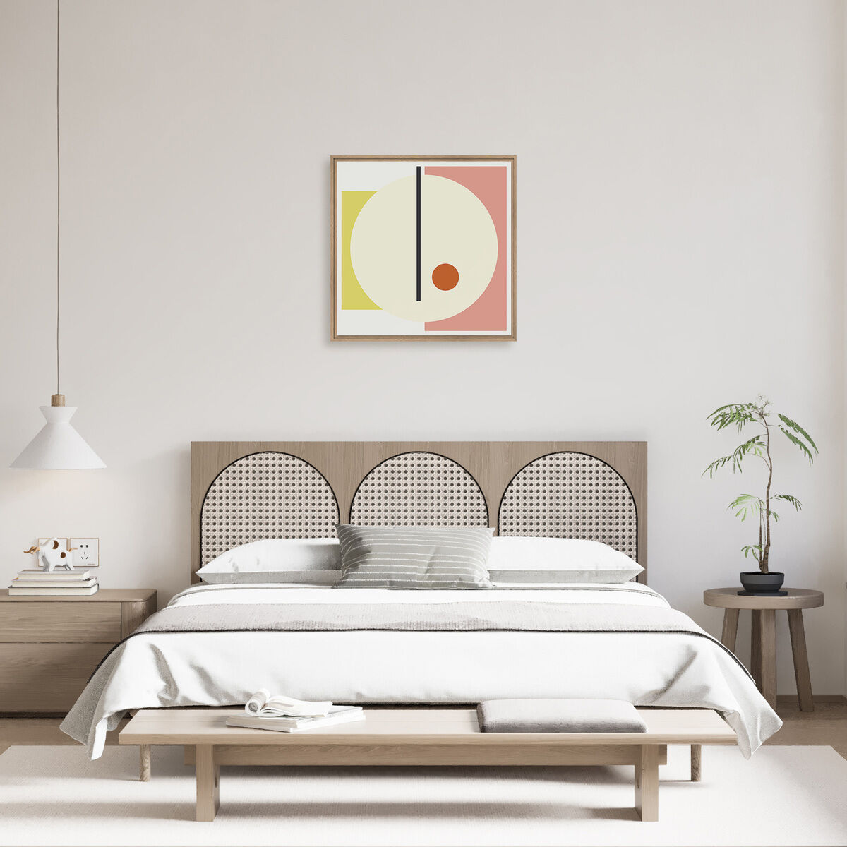 Modernes Schlafzimmer mit minimalistischem Interieur, hellen Holzmöbeln und einem abstrakten Leinwandbild 'Steen No 01' an der Wand. Das Bild zeigt geometrische Formen in Pastellgelb, Rosa und Orange. Viel Tageslicht fällt durch ein großes Fenster, eine Zimmerpflanze steht auf der Fensterbank.