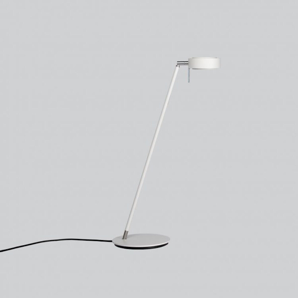 Eine moderne Tischleuchte namens »Pure« mit einem schlanken weißen Design und einer runden Basis. Ideal für Arbeitsplätze, Wohn- oder Arbeitszimmer.