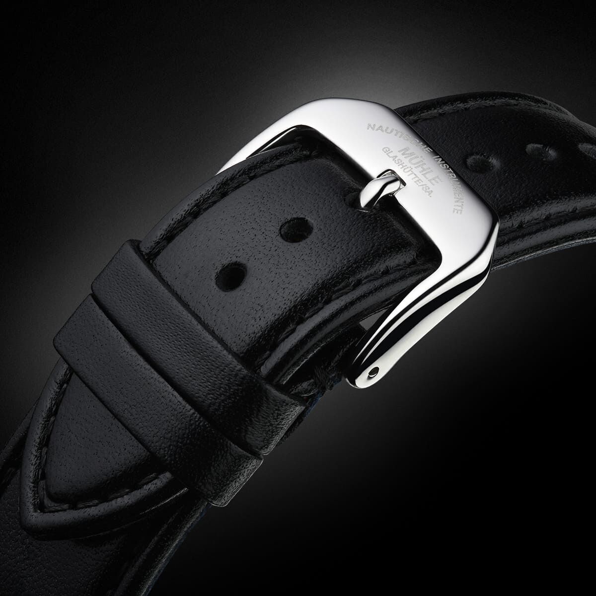 Nahaufnahme einer ZEIT-Sonderedition »Teutonia lll Automatik« Armbanduhr. Die Uhr verfügt über ein schwarzes Lederarmband und eine silberne Schnalle.
