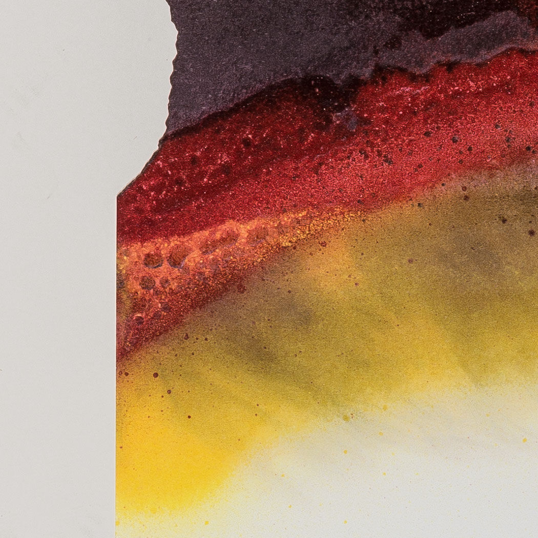 Abstraktes Gemälde von Otto Piene mit dem Titel »Heisses Eisen«, 2013. Das Bild zeigt kräftige Texturen und Farbverläufe in Schwarz, Rot, Gelb und Weiß, die an geschmolzene Metalle oder Feuermotive erinnern.