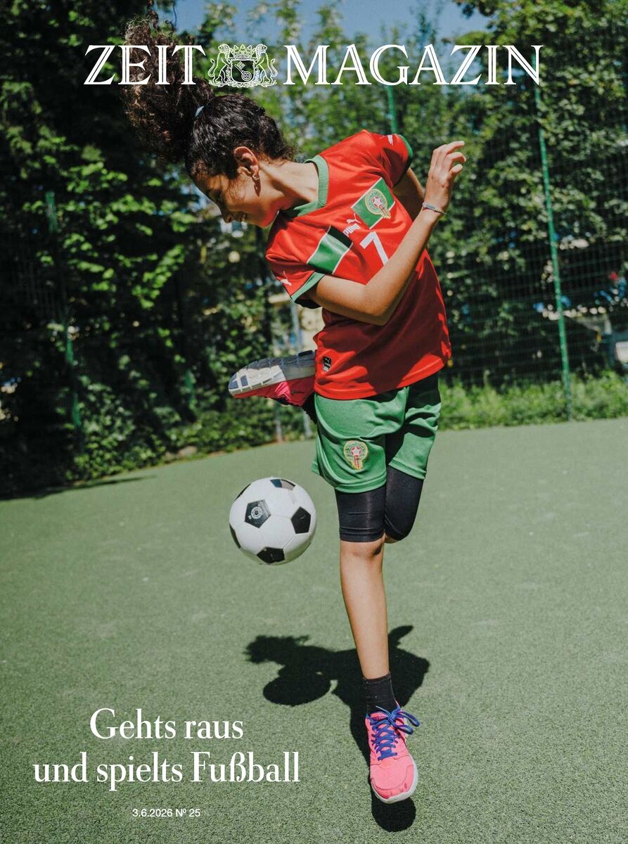 Titel des ZEIT Magazins 25/2026. Ein Mädchen in Portugal-Fußballtrikot spielt auf einem grünen Kunstrasenfreund mit einem Ball, springt dynamisch, umgeben von hellem Sonnenlicht und Schatten, im Hintergrund Zaun und grüne Bäume. Titeltext: Gehts raus und spielt Fußball.