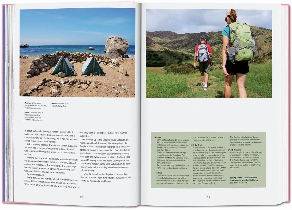Offenes Buch mit dem Titel 'The New York Times Explorer. 100 Reisen rund um die Welt'. Links ist ein Strandbild mit Zelten zu sehen, rechts zwei Personen, die auf einem grünen Hügel wandern.