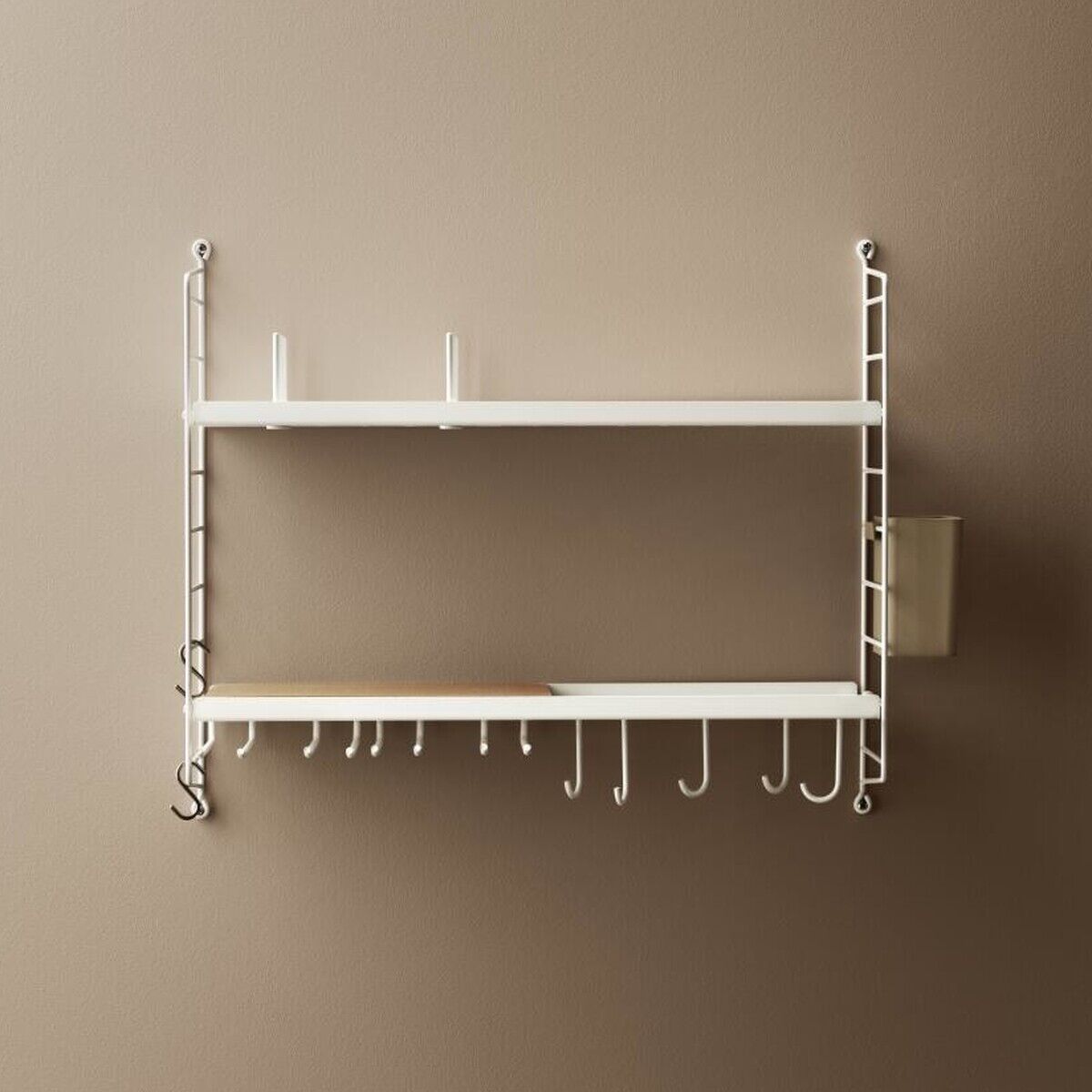 Ein minimalistisches und wandmontiertes Küchenregal in weiß mit Holzböden und mehreren Haken, ideal für die Aufbewahrung.