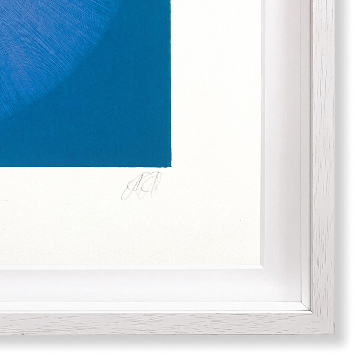 Ein moderner Kunstdruck mit dem Titel 'Spiky Circle (Blau auf Türkis)', 2025. Der Druck zeigt eine abstrakte Komposition in Blau auf türkisem Hintergrund, gerahmt in einem weißen Rahmen.