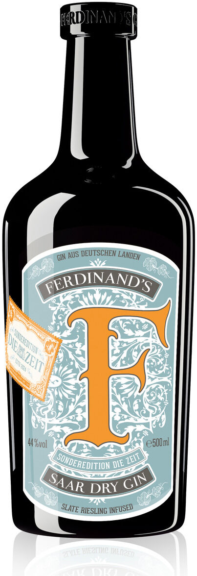 Eine Flasche Ferdinand's Saar Dry Gin in einer Sonderedition mit Kupferkammset. Die schwarze Flasche trägt ein blau-weißes Etikett mit einem großen Buchstaben F und kupferfarbenen Verzierungen.