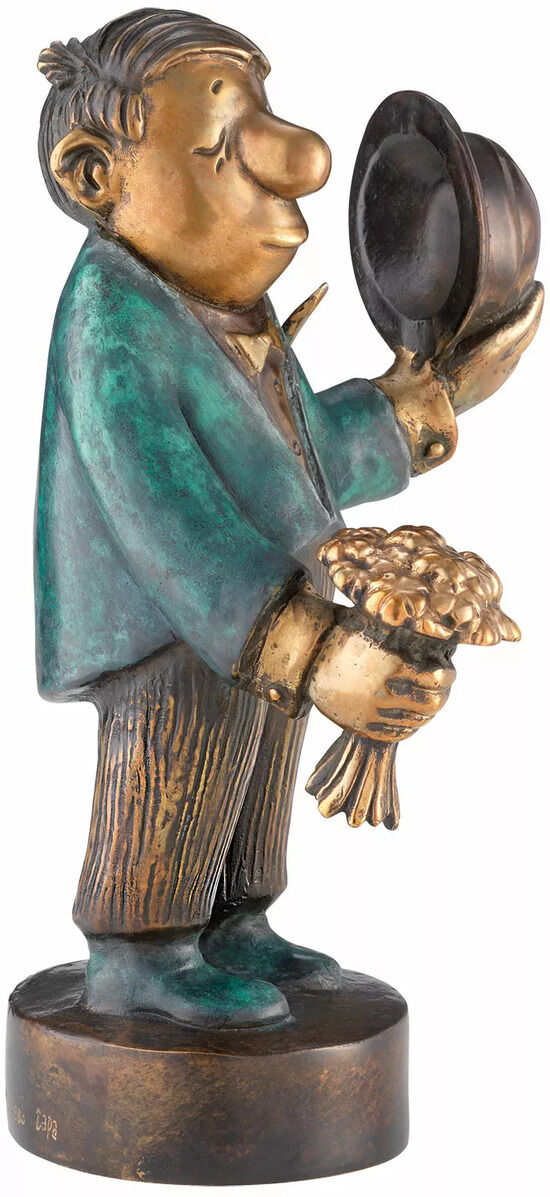 Bronzefarbene Skulptur eines Mannes, bekannt als »Der Blumenkavalier« von Loriot, mit einem Strauß Blumen in der linken Hand und einem Hut in der rechten Hand. Der Mann trägt ein grünes Jackett, gestreifte Hosen und hat liebevolle, komische Gesichtszüge.