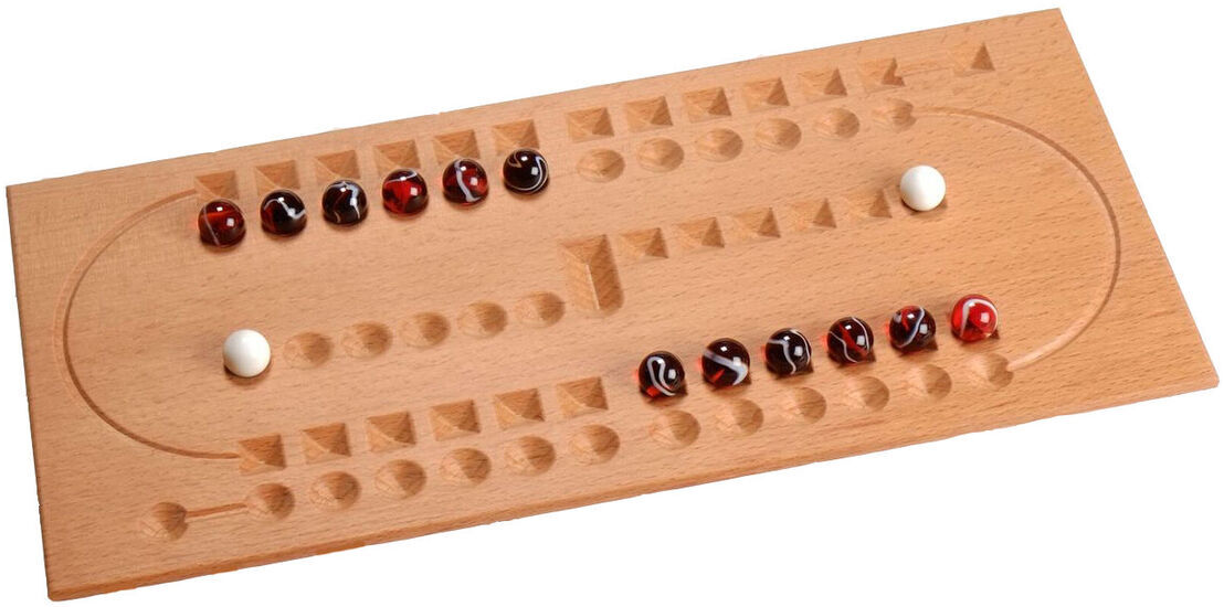 Spiel Samsara ist ein Holzbrettspiel mit verschiedenen Spielsteinen in den Farben Schwarz, Weiß und Rot. Das Spielfeld hat Aushöhlungen für die Spielsteine und bietet eine strategische und logische Herausforderung.