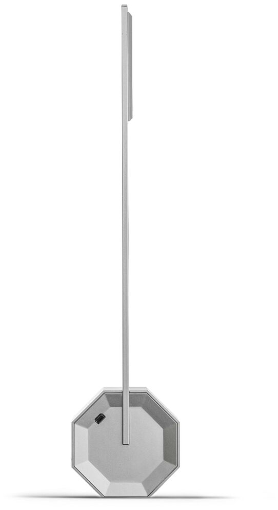 Eine schlichte, moderne Tischlampe mit einem achteckigen Sockel und einem dünnen Leuchtenstand. Die Lampe hat eine minimalistische und elegante Designsprache in den Farben Silber und Grau.