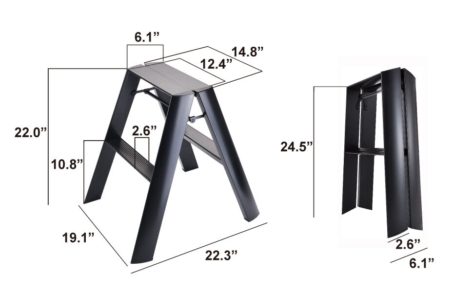 Abgebildet ist eine schwarze, klappbare Trittleiter mit zwei Stufen und Maßangaben, ideal zum Erreichen höherer Stellen im Haushalt. Links ist die Leiter aufgeklappt, rechts zusammengeklappt zu sehen. Das moderne, schlanke Design ist für den Innenbereich geeignet.