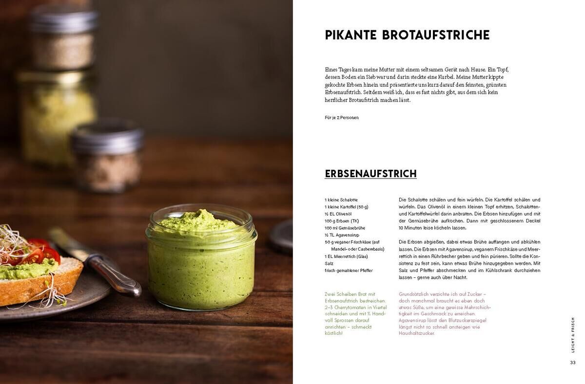 Ein Buch mit dem Titel 'Hennig von Lange, A: Relaxt vegan'. Auf der linken Seite des Bildes ein Glas mit grüner Paste, eine Scheibe Brot mit gleichfarbiger Paste und einem Messer auf einem dunklen Holztisch. Im Hintergrund sind mehr Gläser in weichen Fokus zu sehen. Die rechte Seite des Bildes zeigt Text und Rezepte, darunter 'ERBSENAUFSTRICH'.