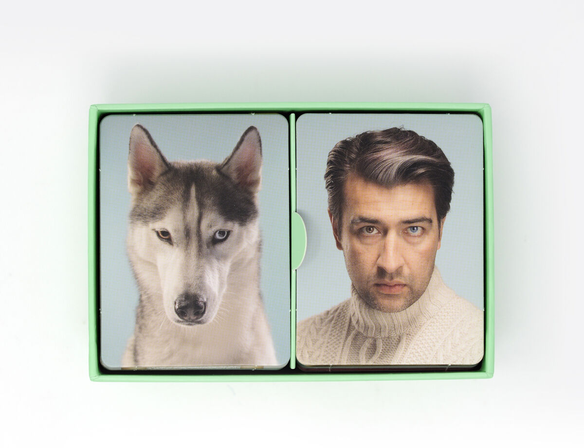 Ein Bild eines Memo-Spiels namens »Siehst du aus wie dein Hund?«. Die Spielkarten zeigen auf einer Seite das Gesicht eines Hundes und auf der anderen Seite das Gesicht eines Mannes.