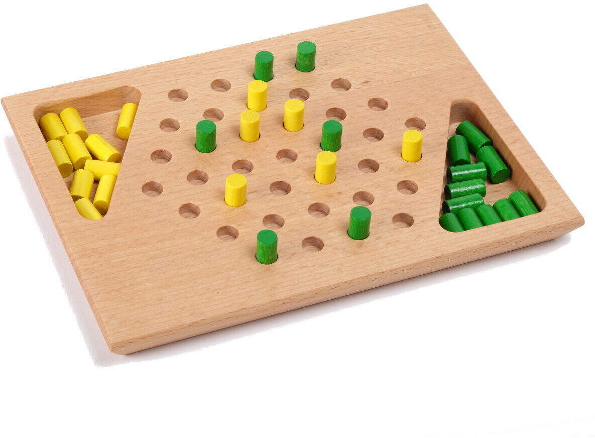 Das Bild zeigt das Spiel »Hipp Hopp«, ein Holzbrettspiel mit gelben und grünen Holzsteinen. Das Spielbrett hat Einfräsungen, um die kleinen runden Steine zu platzieren. Es gibt zwei Ablagefächer auf jeder Seite des Brettes, eines mit gelben und eines mit grünen Steinen. Das Spiel fördert logisches und strategisches Denken.
