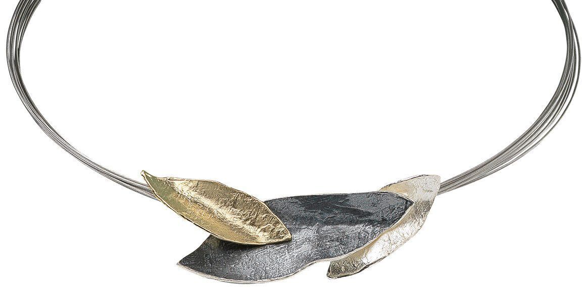 Elegantes Collier namens 'Graceful' mit einem modernen Minimalismus-Blattdesign in Gold, Silber und Schwarz.