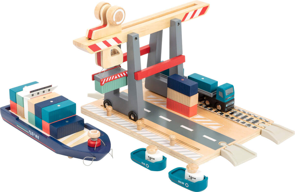Ein farbenfrohes Containerterminal-Spielzeugset aus Holz, das einen Containerkran, ein Frachtschiff, Container, Lastwagen und Zubehörteile enthält. Geeignet für Kinder, die sich für Transport und Logistik interessieren.