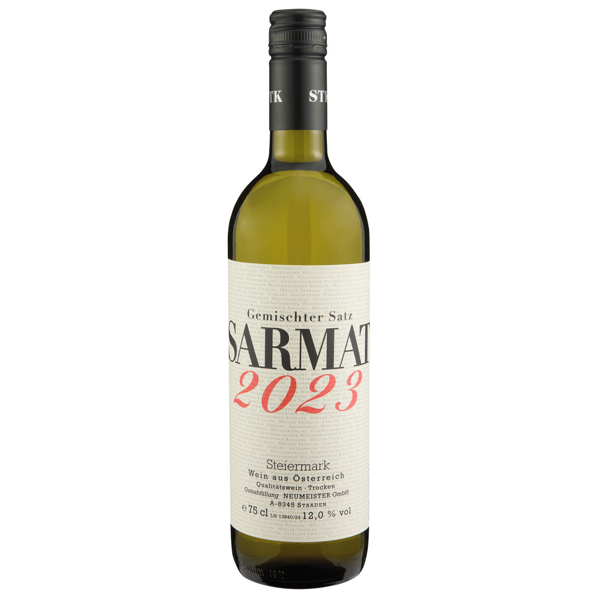Eine Flasche Weißwein mit weißem Etikett, schwarzer Verschlusskapsel und großem Schriftzug "SARMAT 2023" in Schwarz und Rot. Darunter Informationen zu Herkunft und Jahrgang; der Wein stammt aus der Steiermark, Österreich, vom Weingut Neumeister.