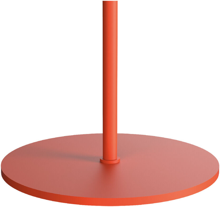 Eine moderne Stehlampe in Rot-Orange, die ein schlichtes und minimalistisches Design mit zwei Leuchtenarmen aufweist. Die Basis ist rund und flach.