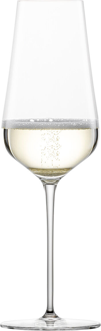 Zwei elegante Champagnergläser aus Kristallglas in schlichtem Design mit goldfarbenem Schaumwein gefüllt. Perfekt für festliche Anlässe wie Verlobungen, Hochzeiten oder Silvesterfeiern.
