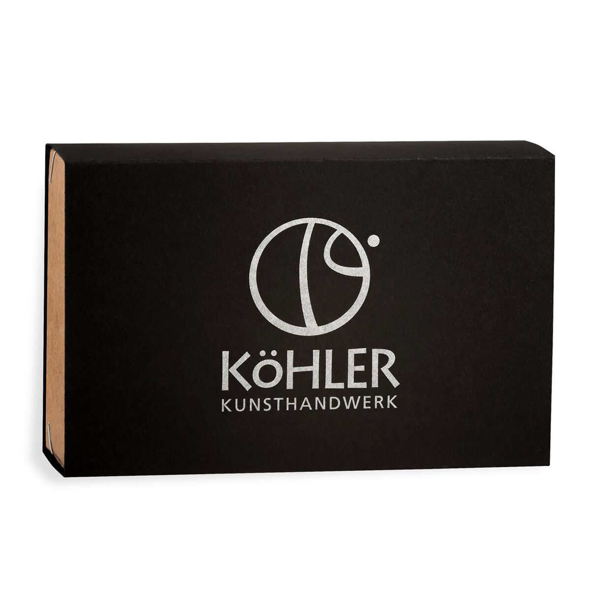 Schwarze rechteckige Geschenkbox mit silberweißem Logo von Köhler Kunsthandwerk mittig auf dem Deckel. Das Logo besteht aus einem stilisierten Kreis und Schriftzug. Die linke Schmalseite zeigt naturbraunes Kartonmaterial.