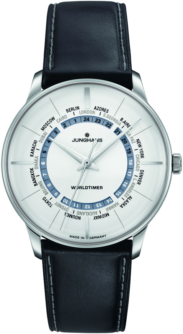 Eine elegante Herrenarmbanduhr aus der ZEIT-Kollektion, genannt 'Meister Worldtimer'. Die Uhr hat ein schwarzes Lederarmband und ein weißes Zifferblatt mit blauen und silbernen Akzenten. Sie verfügt über eine Weltzeitanzeige, die verschiedene Städte anzeigt. Der Markennamen Junghans ist auf dem Zifferblatt zu sehen.