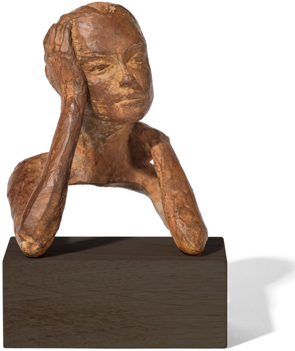 Eine Holzskulptur von Valerie Otte mit dem Titel »Besonderheit«. Die Skulptur stellt eine nachdenkliche Büste einer menschlichen Figur dar und ist auf einem rechteckigen Sockel montiert. Die Farbpalette umfasst verschiedene Brauntöne.