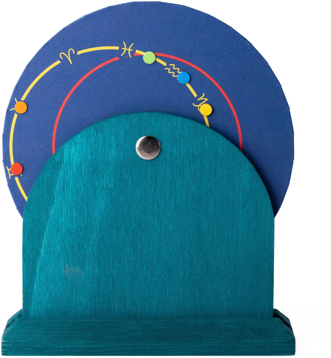 Das Bild zeigt ein Taschenplanetarium aus Holz, bestehend aus einer halbrunden, grün-blauen Holzbasis und einer blauen Scheibe mit farbigen Linien und Planeten, die zur Darstellung von Umlaufbahnen und Sternbildern dienen. Das Produkt ist ein pädagogisches Lernspielzeug für Kinder und Astronomie-Interessierte.