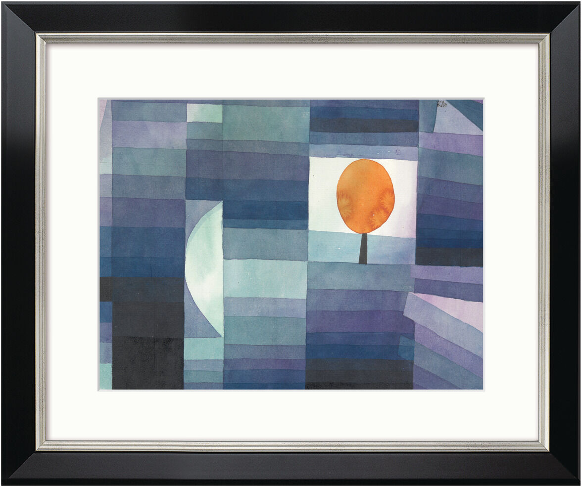 Gerahmtes Wandbild von Paul Klee mit dem Titel 'Der Bote des Herbstes' aus dem Jahr 1922. Abstrakte Komposition in Blau-, Türkis- und Grüntönen mit geometrischen Formen. Im Mittelpunkt steht eine rechteckige Fläche mit einem stilisierten orangen Baum auf weißem Hintergrund. Das Bild ist von einem schwarz-silberfarbenen Rahmen umgeben.