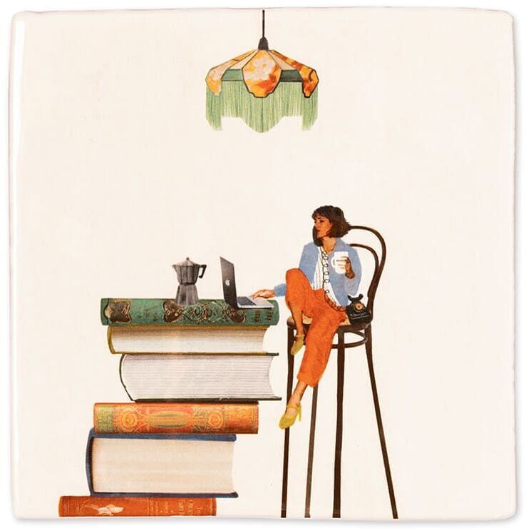 Eine Keramikfliese mit einem künstlerischen Design, das eine sitzende Person auf einem hohen Stuhl darstellt, umgeben von mehreren Bücherstapeln und einer hängenden grünen Lampe. Die Szene vermittelt eine gemütliche und ruhige Atmosphäre, ideal für Leser und Hausdekoration.