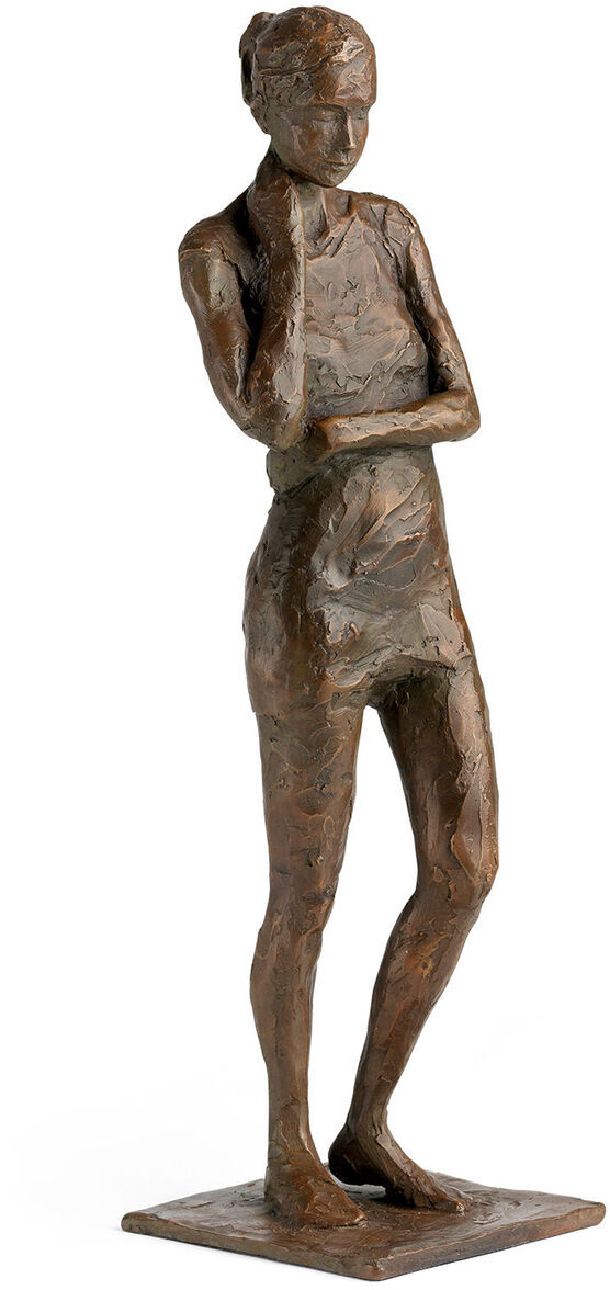 Die Bronze-Skulptur »Besinnung« von Valerie Otte zeigt eine schlanke Frauenfigur in nachdenklicher Pose. Die Oberfläche ist texturiert und die Figur steht auf einer flachen rechteckigen Basis. Die Gesamtgestaltung ist minimalistisch und abstrakt.