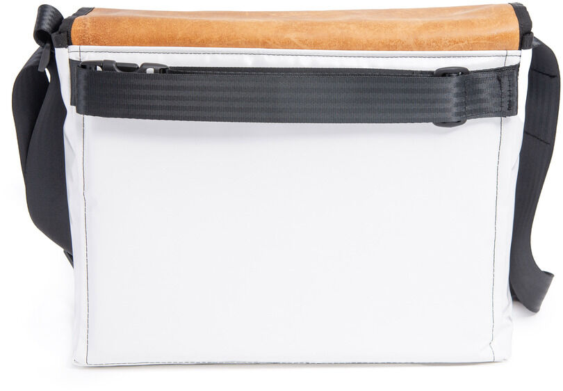 Die ZEIT-Tasche »Kasten« mit schwarzem Gurt ist eine minimalistische, schlichte Schultertasche in Weiß mit Details in Schwarz und Braun.