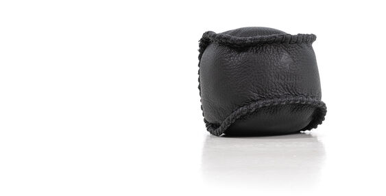 Schwarzer HaptikBall, weich und rund, auf weißem Hintergrund. Geeignet für Handgymnastik, Therapie und Entspannung.