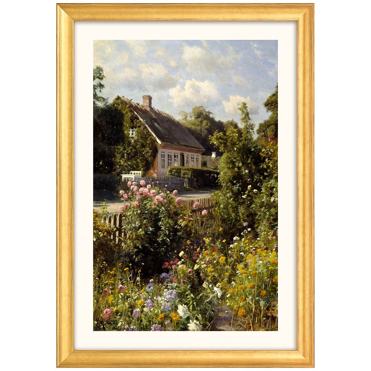 Das Bild zeigt eine detailreiche Szene eines blühenden Vorgartens mit vielen unterschiedlich farbigen Blumen vor einem hellen Landhaus mit Reetdach. Im Hintergrund umgeben Bäume das Haus, am Himmel ziehen leichte Wolken. Der massive Holzrahmen in Gold verleiht dem Kunstwerk eine edle Note.