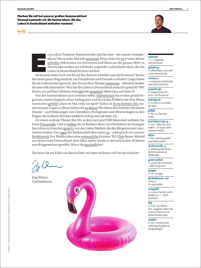 Eine Ausgabe des Magazins Deutsch perfekt August 2024. Der Artikel enthält einen pinken aufblasbaren Flamingo und Text von Jörg Walser, dem Chefredakteur. Im Hintergrund sind Bilder und kleinere Textabschnitte zu sehen.