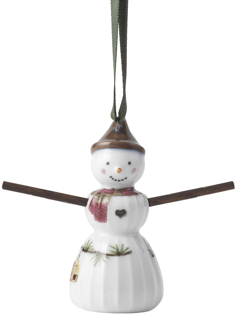 Porzellananhänger in Form eines Schneemädchens mit Schal und Hut, Armen aus Ästchen und einem grünen Aufhängeband, gestaltet als festliche Dekoration für den Weihnachtsbaum oder winterliche Arrangements.