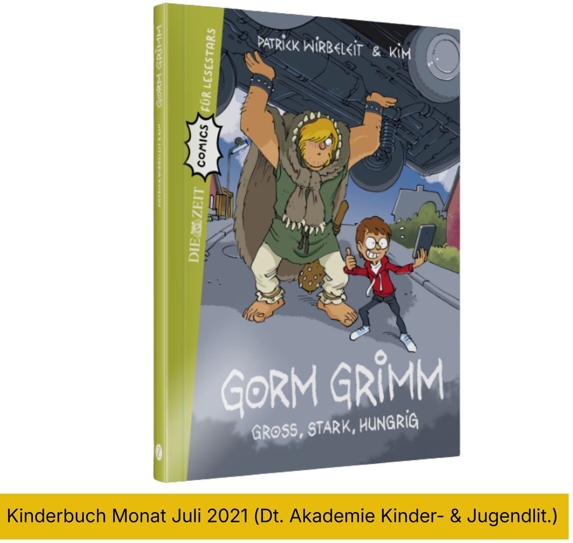 Das Comicbuch »Gorm Grimm: Groß, stark, hungrig« von Patrick Wirbeleit und Kim zeigt auf dem farbigen Cover einen riesigen Wikinger mit erhobenen Armen und einen Jungen nebeneinander. Der Buchrücken ist grün, der Titel groß in Weiß. Unten ein gelbes Label: Kinderbuch des Monats Juli 2021 der deutschen Akademie für Kinder- und Jugendliteratur.