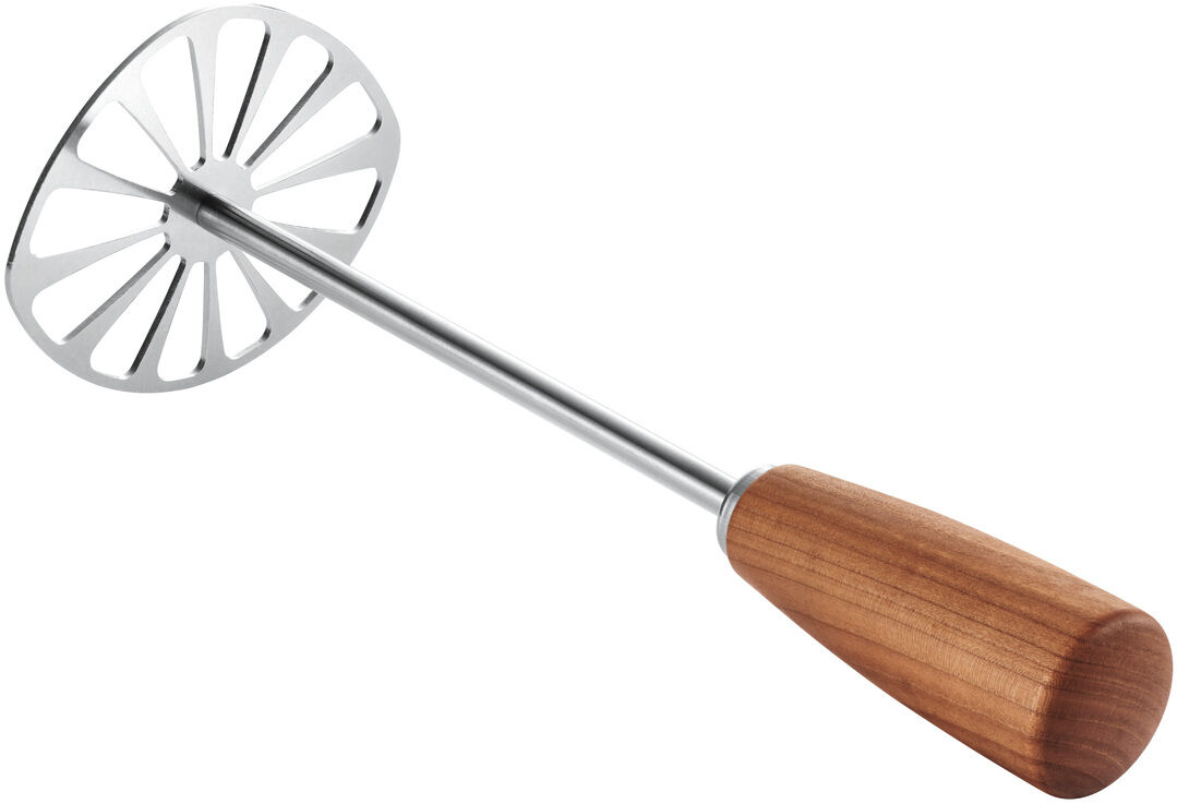 Der Kartoffelstampfer Soul von triangle, Modell Kirsche, liegt quer auf weißem Untergrund. Der Griff besteht aus poliertem Kirschholz in rotbrauner Farbe, das Stampfgitter aus gebürstetem Edelstahl. Die Verarbeitung wirkt hochwertig und langlebig, der Stil schlicht und funktional.