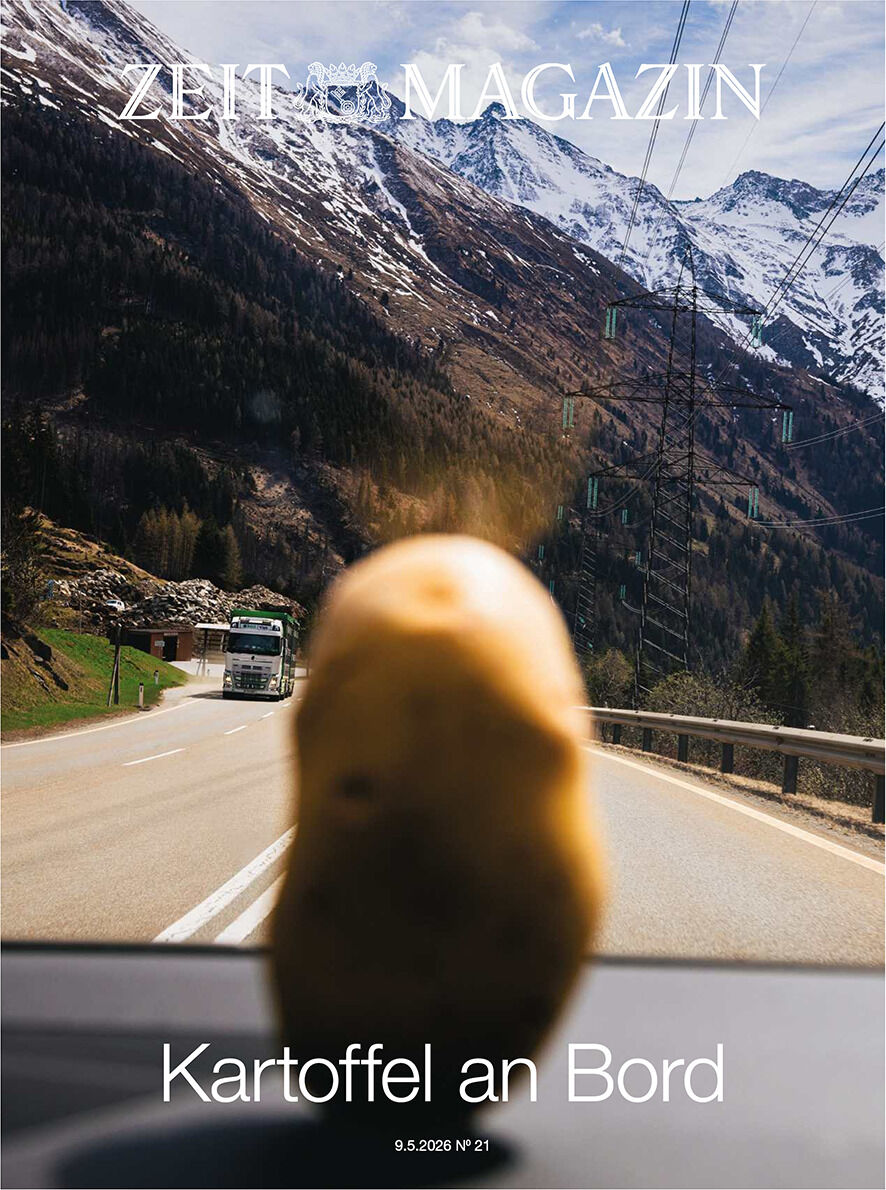 Titelbild der DIE ZEIT 21/2026 Sonderausgabe mit dem Titel „Kartoffel an Bord“. Im Vordergrund liegt eine Kartoffel auf einem Armaturenbrett, im Hintergrund eine Landstraße mit LKW und schneebedeckten Bergen unter blauem Himmel. Text oben und unten positioniert.