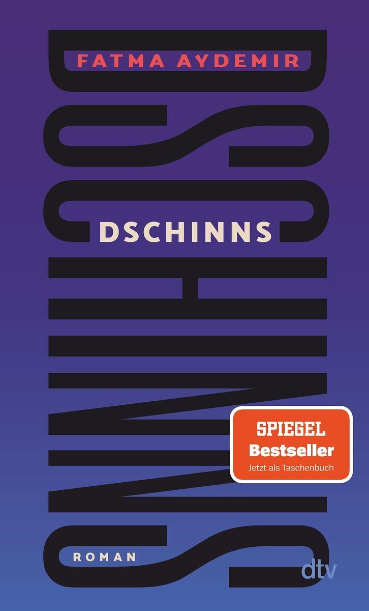 Buchcover von 'Dschinns', geschrieben von Fatma Aydemir, veröffentlicht von dtv. Das Cover dominiert ein dunkles, minimalistisches Design mit großen, vertikalen Schriftzügen in Schwarz auf einem blauen Hintergrund. Ein rotes Abzeichen weist darauf hin, dass das Buch ein SPIEGEL-Bestseller ist.