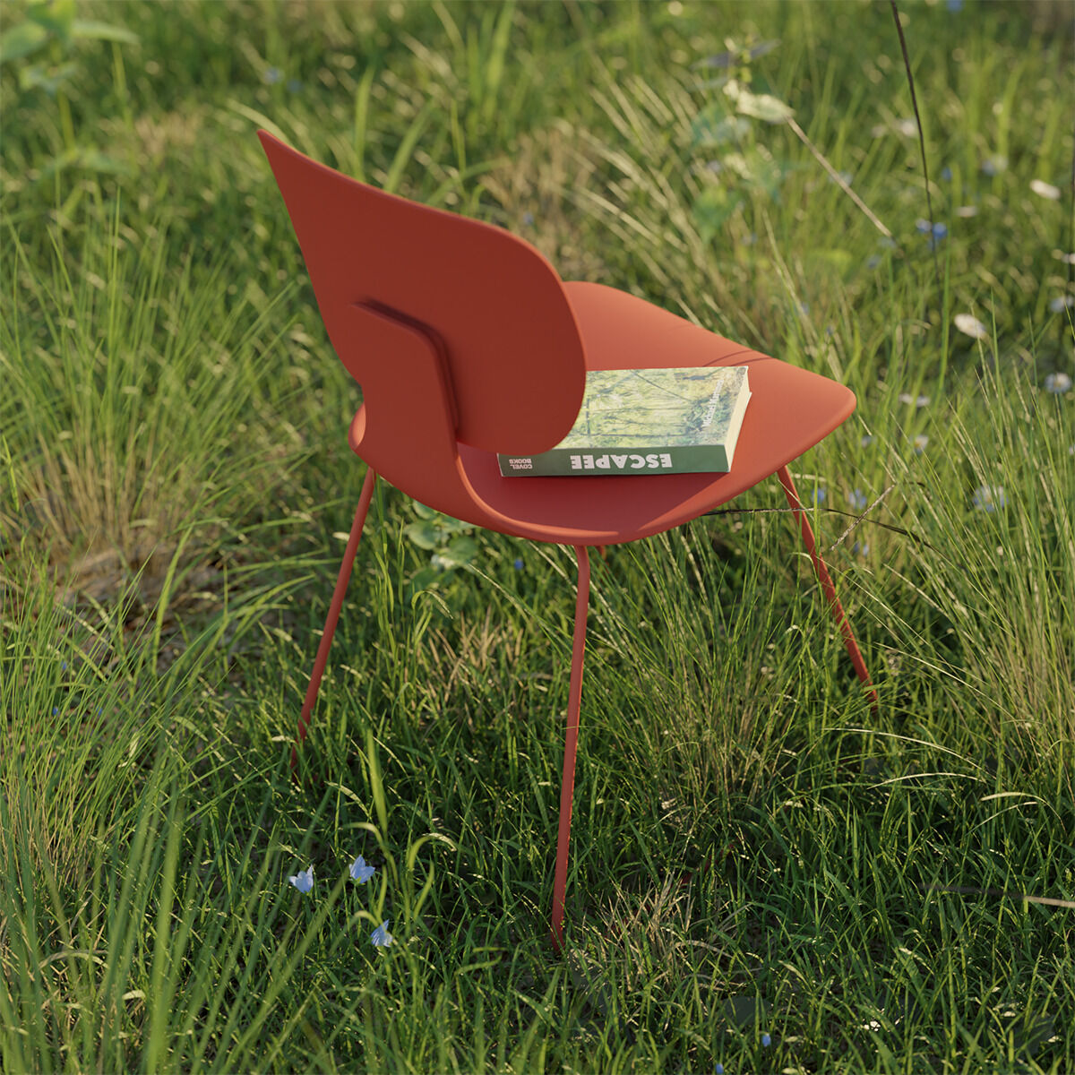 Ein roter Outdoor-Stuhl der Marke 'com55o' steht auf einer grünen Wiese mit einem Buch auf der Sitzfläche.