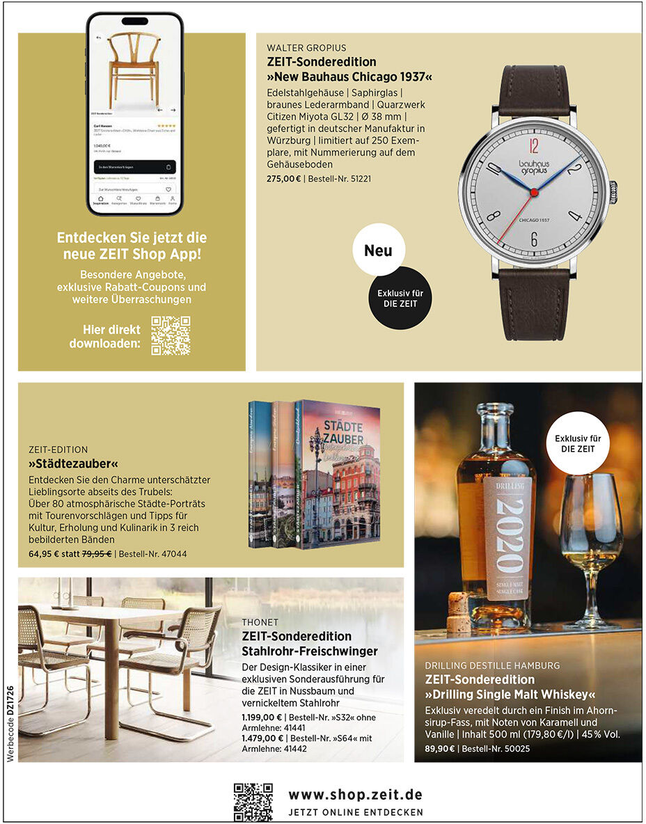 Abgebildet ist eine Katalogseite von DIE ZEIT mit Produktempfehlungen: neue Bauhaus-Uhr, exklusive Whisky-Edition, Städtetouren-Buch, Tisch-Szene und Digitalisierungshilfe per App. Stilvolles, modernes Layout mit Detailabbildungen, Texten und QR-Code für mehr Infos.