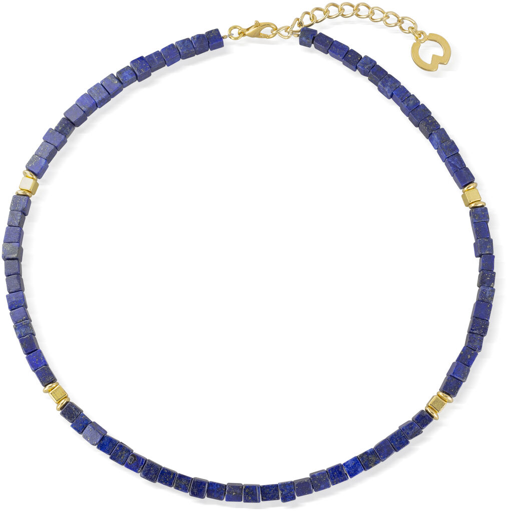 Eine elegante Halskette von Petra Waszak, bekannt als Collier »Indigo«. Die Kette besteht aus quadratischen, blauen Edelsteinperlen mit goldenen Akzenten und einer goldenen Schließe. Die Farbkombination von Blau und Gold verleiht dem Schmuckstück eine luxuriöse Ausstrahlung.