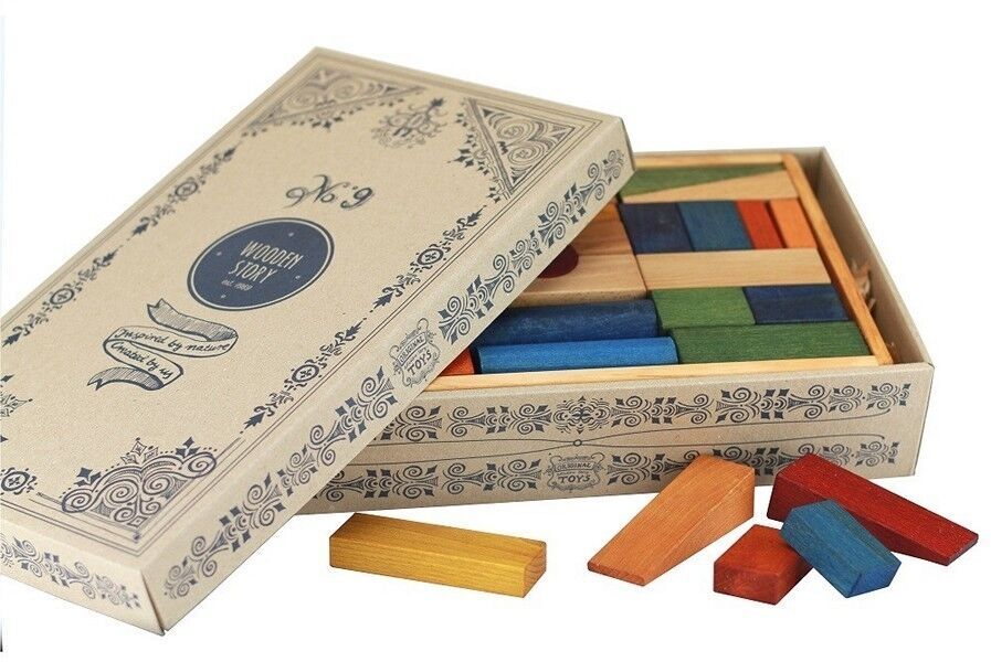 Eine geöffnete Box, die 63 bunte Holzbausteine in verschiedenen Farben enthält. Die Box hat ein dekoratives Design mit blauen Mustern.