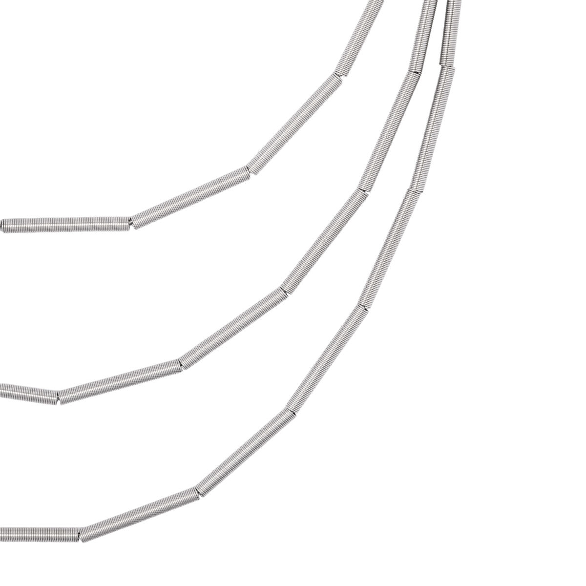 Abgebildet ist das Collier "MISTY" der Marke la molla, bestehend aus mehreren Reihen feiner Edelstahlspiralen. Die Kette wirkt minimalistisch und modern, das matte Silber reflektiert dezent Licht. Ideal für elegante Outfits und designbewusste Trägerinnen.