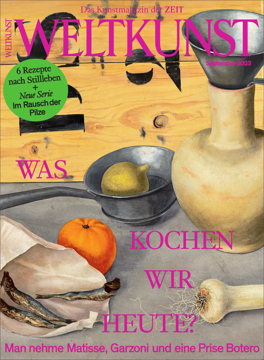 Das Cover des Magazins WELTKUNST 217/23 zeigt ein künstlerisches Stillleben mit verschiedenen Lebensmitteln, darunter eine Orange, Fisch und ein Schneebesen, auf einem Tisch. Oben befindet sich der Titel 'WELTKUNST' in großen rosafarbenen Buchstaben. Darunter steht der Slogan 'Was kochen wir heute?' in gleicher Farbe. Weitere Textmarkierungen weisen auf Rezepte, Stillleben und eine neue Serie hin. Ein schlichtes beige-gelbes Geschirr und eine Vase sind ebenfalls abgebildet.