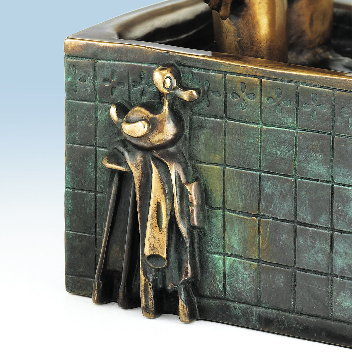 Bronzeskulptur »Herren im Bad« von Loriot. Zu sehen ist eine detaillierte Darstellung von Männern in einer Badewanne, die in einem kachelbedeckten Badezimmer platziert ist. An der Wanne hängt ein Bademantel. Die Farben der Skulptur sind hauptsächlich grün, braun, schwarz und goldfarben.